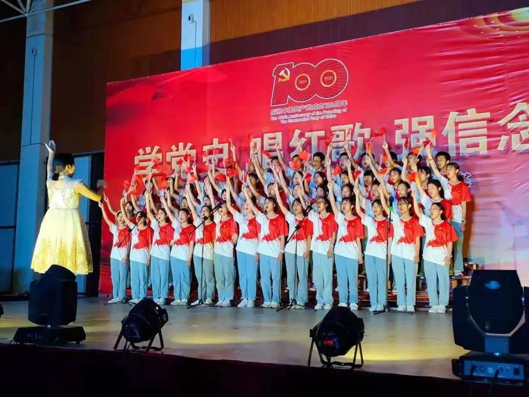救援时尚的女孩